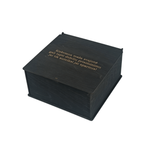 Juoda medinė dėžė