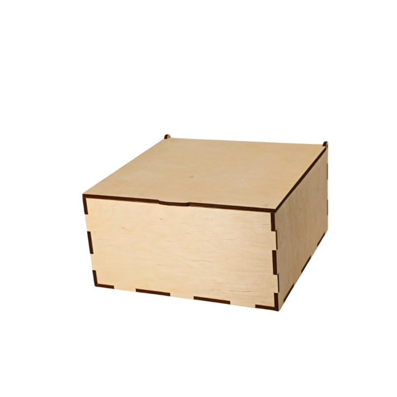 medinė dėžė plonu dangčiu