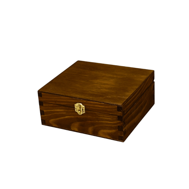 ruda medinė dėžė su užraktu