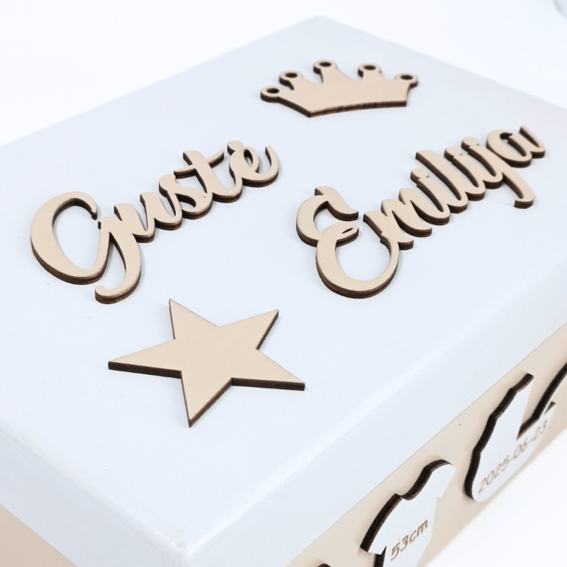 Personalizuota krikštynų dėžutė su vardu ir gimimo metrikomis – 32x22x12 cm, dažyta beržinė fanera