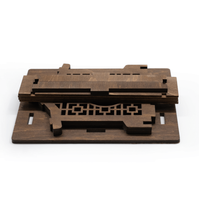 Išardyta medinė paukščių lesykla