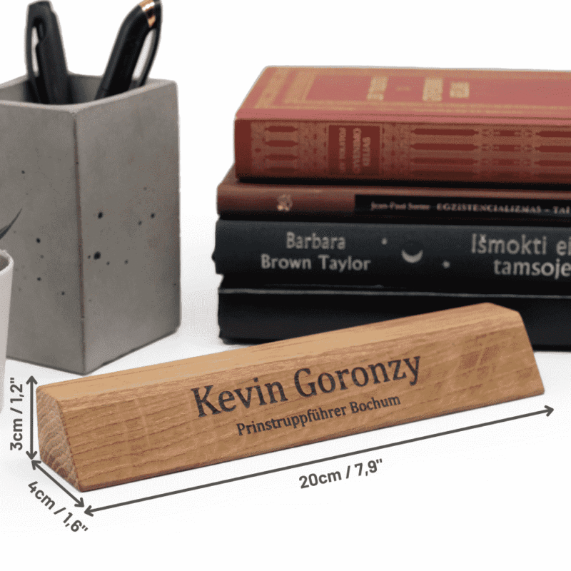 Ąžuolinė vardo lentelė su graviruotu vardu ir pareigomis. Su matmenimis interjere