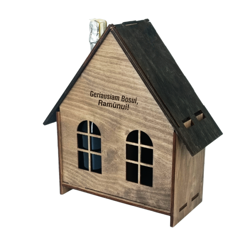 Medinė dėžė buteliui namo formos su juodu stogu, langeliais ir personalizuotu užrašu „Geriausiam Bosui, Ramūnui!“ Tinka vyno ar šampano buteliui, ideali dovana boso dienai ar kitai šventei.