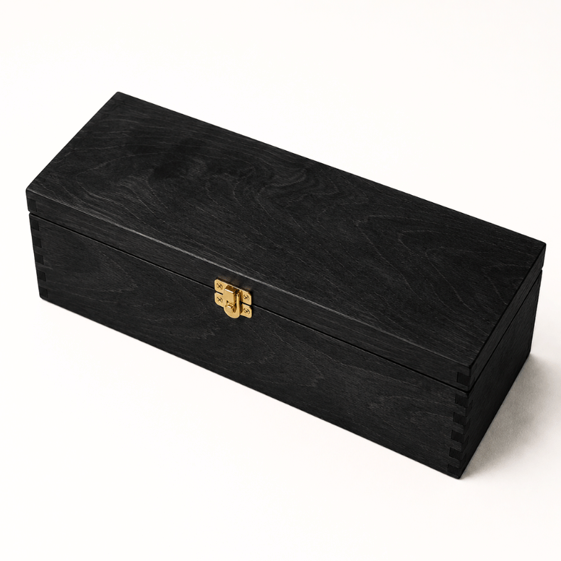 Juoda Medinė graviruota dėžė vyno buteliui su drožlėmis – 36x9x9 cm