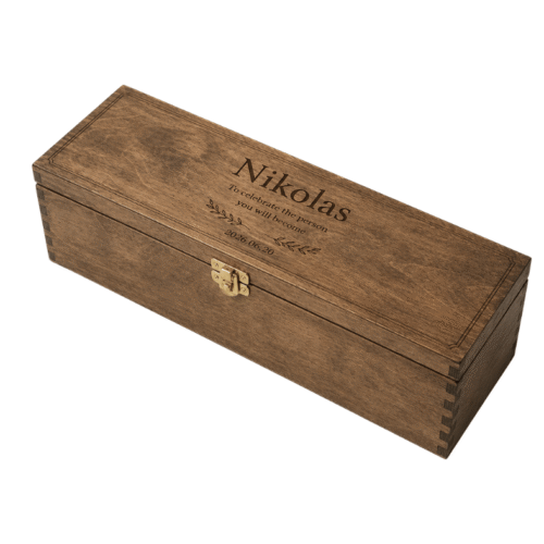 Medinė graviruota dėžė vyno buteliui su drožlėmis – 36x9x9 cm